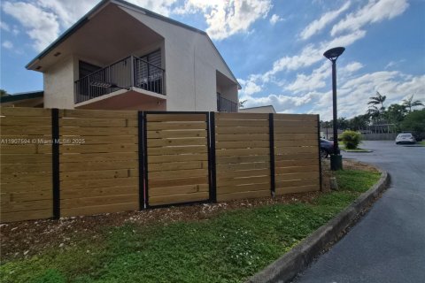 Снять в аренду таунхаус в Майами, Флорида 3 спальни, 147.99м2, № 1963926 - фото 2