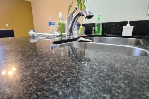 Снять в аренду таунхаус в Майами, Флорида 3 спальни, 147.99м2, № 1963926 - фото 11