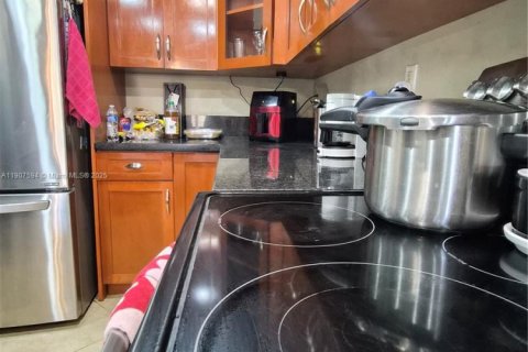 Снять в аренду таунхаус в Майами, Флорида 3 спальни, 147.99м2, № 1963926 - фото 10