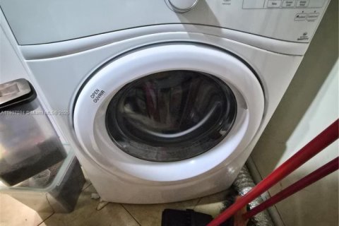 Снять в аренду таунхаус в Майами, Флорида 3 спальни, 147.99м2, № 1963926 - фото 13