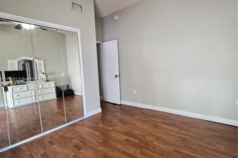 Снять в аренду таунхаус в Майами, Флорида 3 спальни, 147.99м2, № 1963926 - фото 22