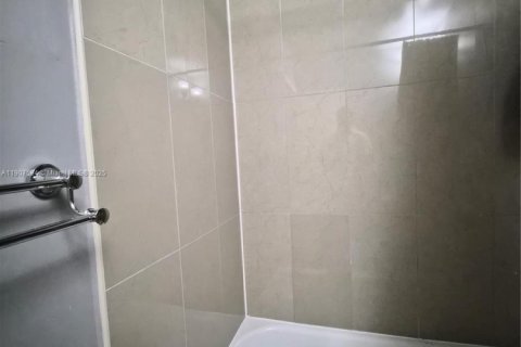 Снять в аренду таунхаус в Майами, Флорида 3 спальни, 147.99м2, № 1963926 - фото 25