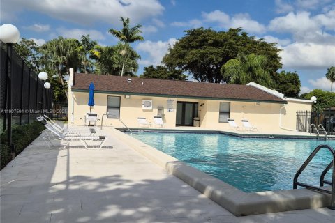 Снять в аренду таунхаус в Майами, Флорида 3 спальни, 147.99м2, № 1963926 - фото 6