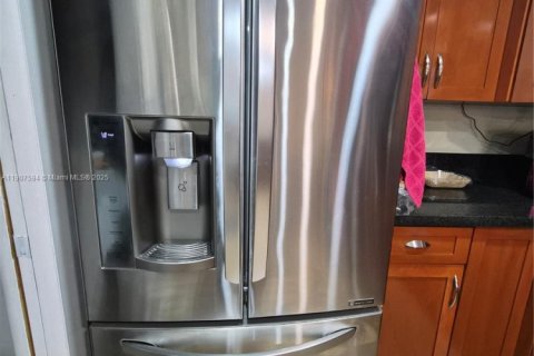 Снять в аренду таунхаус в Майами, Флорида 3 спальни, 147.99м2, № 1963926 - фото 12