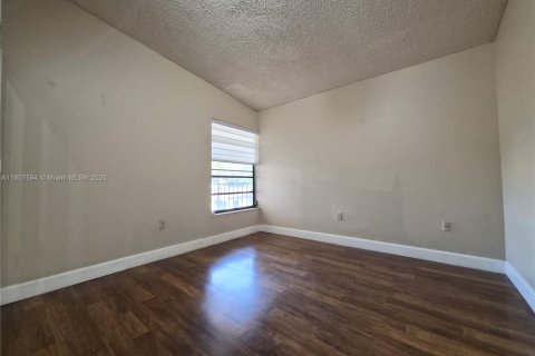 Снять в аренду таунхаус в Майами, Флорида 3 спальни, 147.99м2, № 1963926 - фото 24