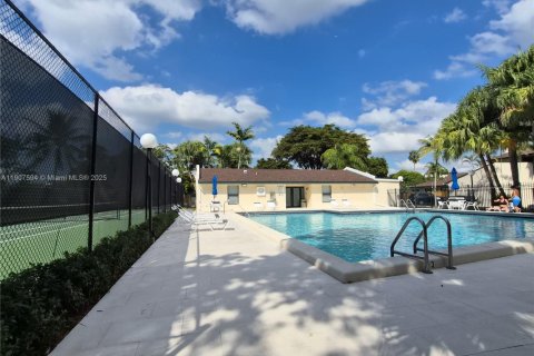 Снять в аренду таунхаус в Майами, Флорида 3 спальни, 147.99м2, № 1963926 - фото 5