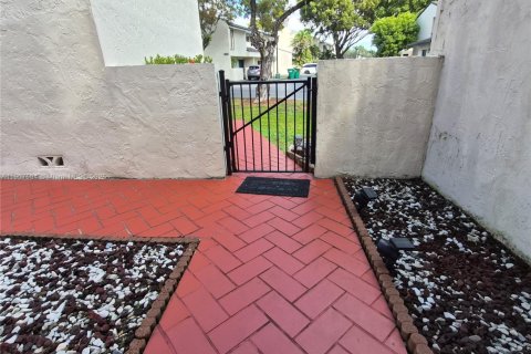 Снять в аренду таунхаус в Майами, Флорида 3 спальни, 147.99м2, № 1963926 - фото 3