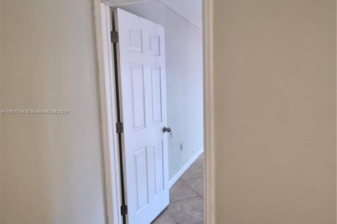 Снять в аренду таунхаус в Майами, Флорида 3 спальни, 147.99м2, № 1963926 - фото 30