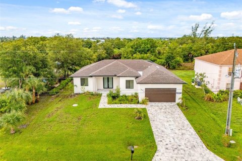House in Port Charlotte, Florida 4 bedrooms, 160.35 sq.m. № 2203658