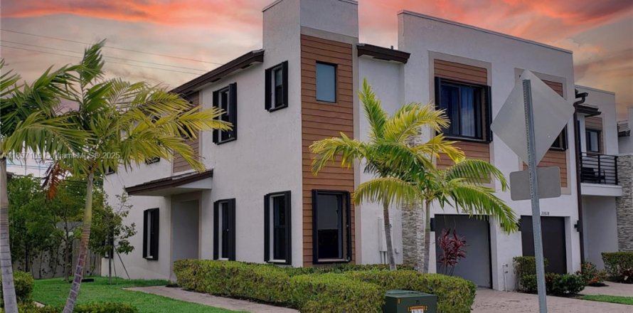 Touwnhouse à Miami, Floride 4 chambres, 193.79 m2 № 1882067