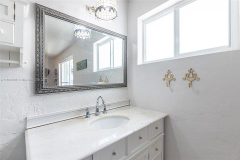 House in Miami, Florida 4 bedrooms, 245.73 sq.m. № 1833974 - photo 24