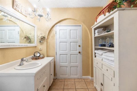 House in Miami, Florida 4 bedrooms, 245.73 sq.m. № 1833974 - photo 15