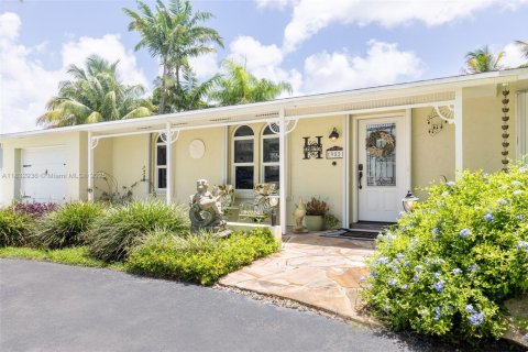 House in Miami, Florida 4 bedrooms, 245.73 sq.m. № 1833974 - photo 8