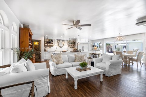 House in Miami, Florida 4 bedrooms, 245.73 sq.m. № 1833974 - photo 21