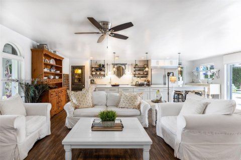 House in Miami, Florida 4 bedrooms, 245.73 sq.m. № 1833974 - photo 9
