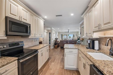Condo in Saint Petersburg, Florida, 2 bedrooms  № 2285689 - photo 9