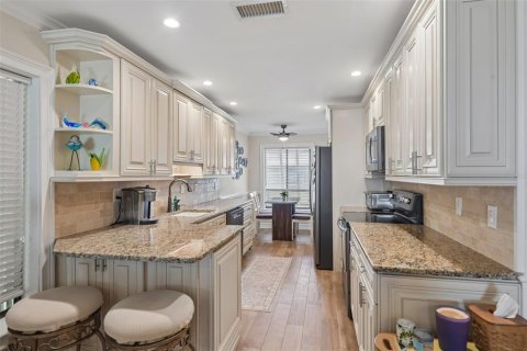 Condo in Saint Petersburg, Florida, 2 bedrooms  № 2285689 - photo 16