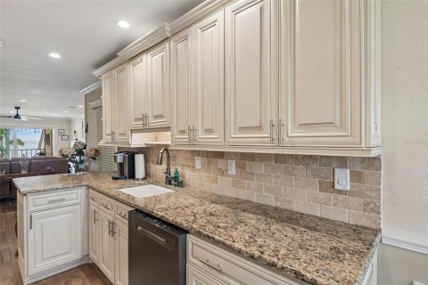 Condo in Saint Petersburg, Florida, 2 bedrooms  № 2285689 - photo 8