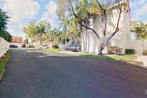 House in Hollywood, Florida 3 bedrooms, 156.35 sq.m. № 2043020 - photo 24