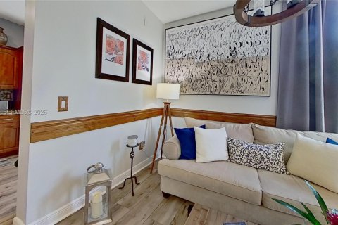 House in Hollywood, Florida 3 bedrooms, 156.35 sq.m. № 2043020 - photo 3