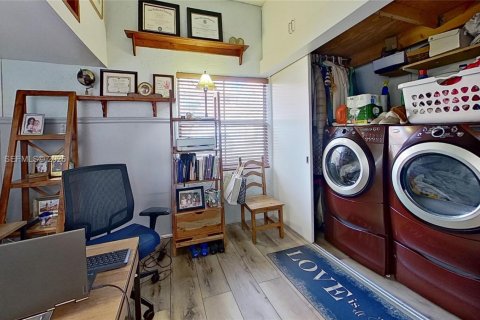 House in Hollywood, Florida 3 bedrooms, 156.35 sq.m. № 2043020 - photo 22