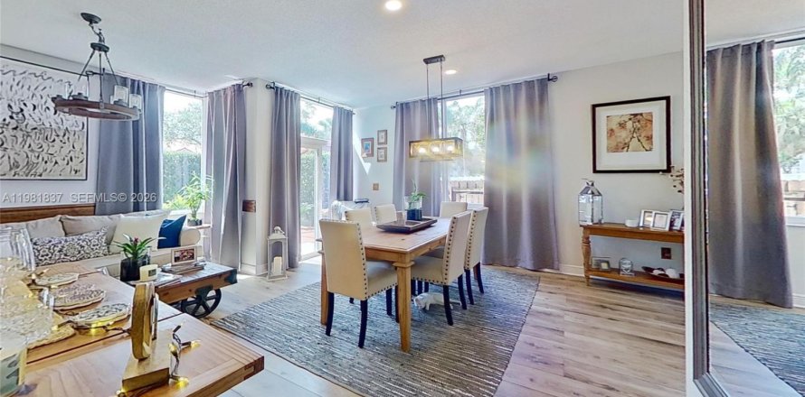 House in Hollywood, Florida 3 bedrooms, 156.35 sq.m. № 2043020