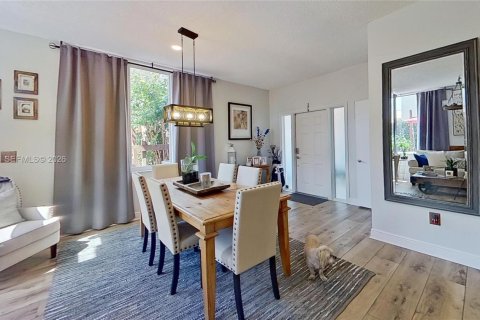 House in Hollywood, Florida 3 bedrooms, 156.35 sq.m. № 2043020 - photo 2