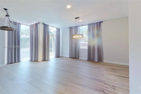 House in Hollywood, Florida 3 bedrooms, 156.35 sq.m. № 2043020 - photo 4