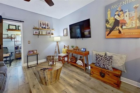 House in Hollywood, Florida 3 bedrooms, 156.35 sq.m. № 2043020 - photo 11