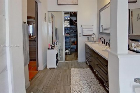 House in Hollywood, Florida 3 bedrooms, 156.35 sq.m. № 2043020 - photo 13