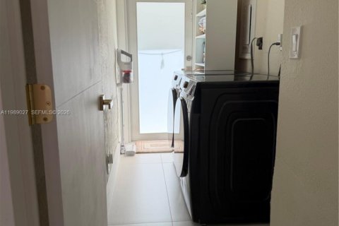 Снять в аренду виллу или дом в Майами, Флорида 3 спальни, 102.38м2, № 2052494 - фото 3