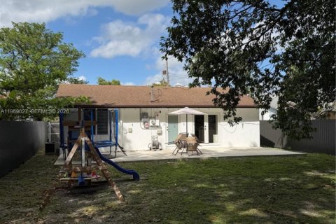 Снять в аренду виллу или дом в Майами, Флорида 3 спальни, 102.38м2, № 2052494 - фото 8