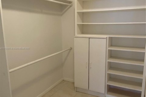 Condo in Hallandale Beach, Florida, 2 bedrooms  № 1735658 - photo 12