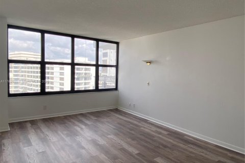 Condo in Hallandale Beach, Florida, 2 bedrooms  № 1735658 - photo 15