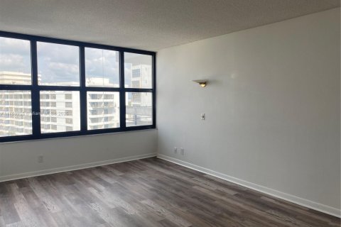 Condo in Hallandale Beach, Florida, 2 bedrooms  № 1735658 - photo 16