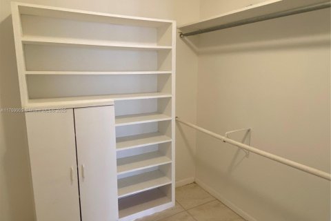 Condo in Hallandale Beach, Florida, 2 bedrooms  № 1735658 - photo 11