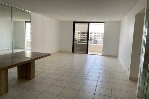 Condo in Hallandale Beach, Florida, 2 bedrooms  № 1735658 - photo 4
