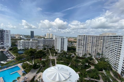 Condo in Hallandale Beach, Florida, 2 bedrooms  № 1735658 - photo 1