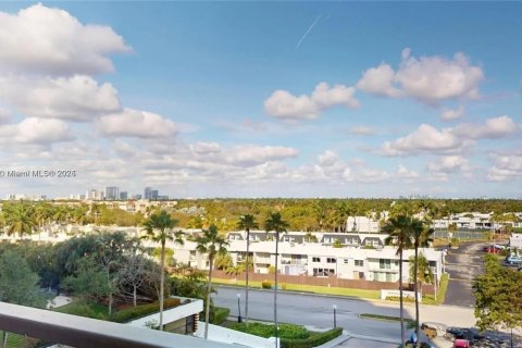 Condo in Hallandale Beach, Florida, 2 bedrooms  № 1735658 - photo 3