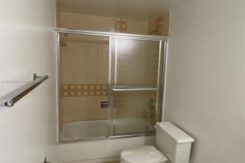 Condo in Hallandale Beach, Florida, 2 bedrooms  № 1735658 - photo 13