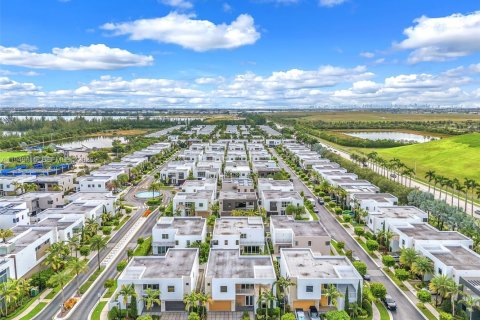 Снять в аренду виллу или дом в Дорал, Флорида 5 спален, 336.68м2, № 2005235 - фото 2