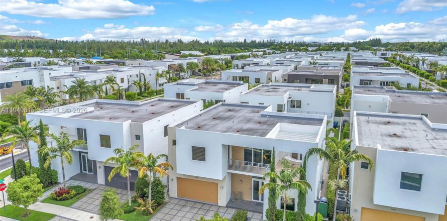 Дом в Дорал, Флорида 5 спален, 336.68м2 № 2005235