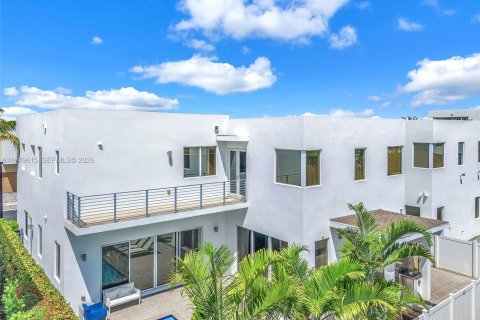 Снять в аренду виллу или дом в Дорал, Флорида 5 спален, 336.68м2, № 2005235 - фото 3