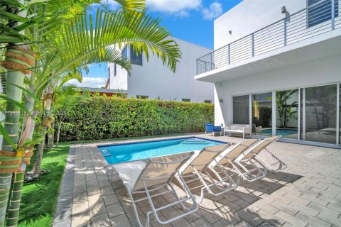 Снять в аренду виллу или дом в Дорал, Флорида 5 спален, 336.68м2, № 2005235 - фото 16