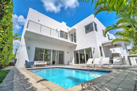 Снять в аренду виллу или дом в Дорал, Флорида 5 спален, 336.68м2, № 2005235 - фото 10