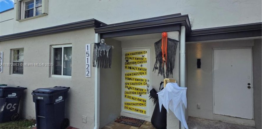 Кондоминиум с 2 спальнями в Майами, Флорида № 1955881