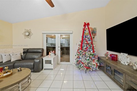 House in Hialeah, Florida 4 bedrooms, 149.57 sq.m. № 1968600 - photo 14