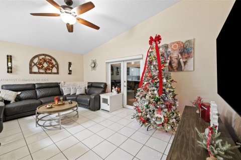 House in Hialeah, Florida 4 bedrooms, 149.57 sq.m. № 1968600 - photo 12