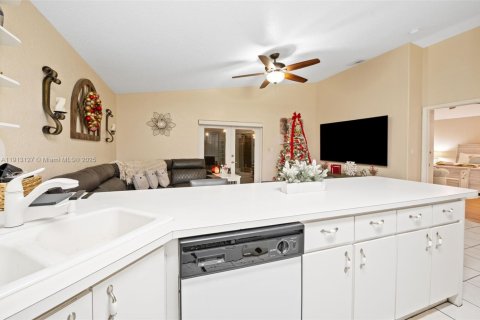 House in Hialeah, Florida 4 bedrooms, 149.57 sq.m. № 1968600 - photo 10