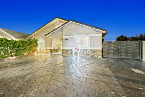 House in Hialeah, Florida 4 bedrooms, 149.57 sq.m. № 1968600 - photo 1